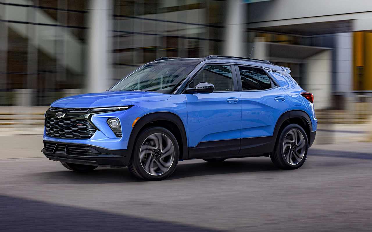 Vue 3/4 avant et latérale d'un Chevrolet Trailblazer 2024 sur route en pleine puissance