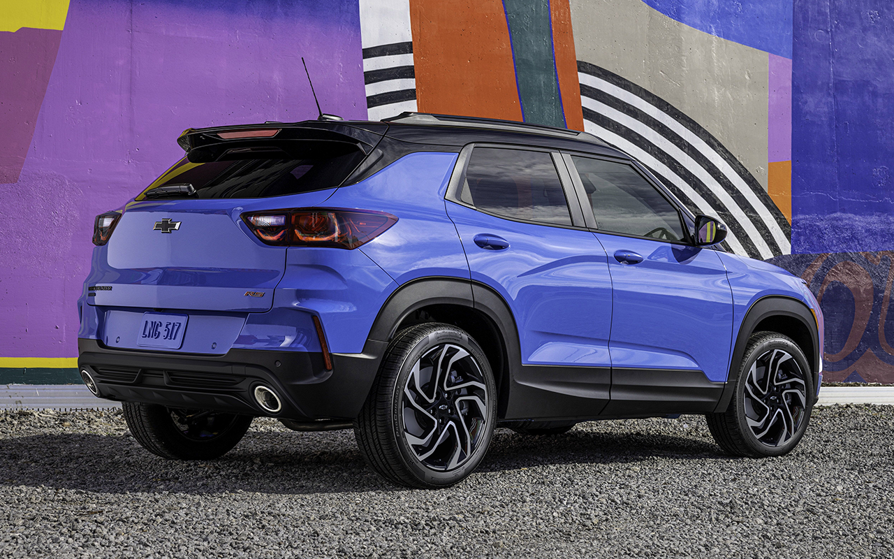 vue arrière du Chevrolet Trailblazer 2024 dans un stationnement avec vue sur peinture murale