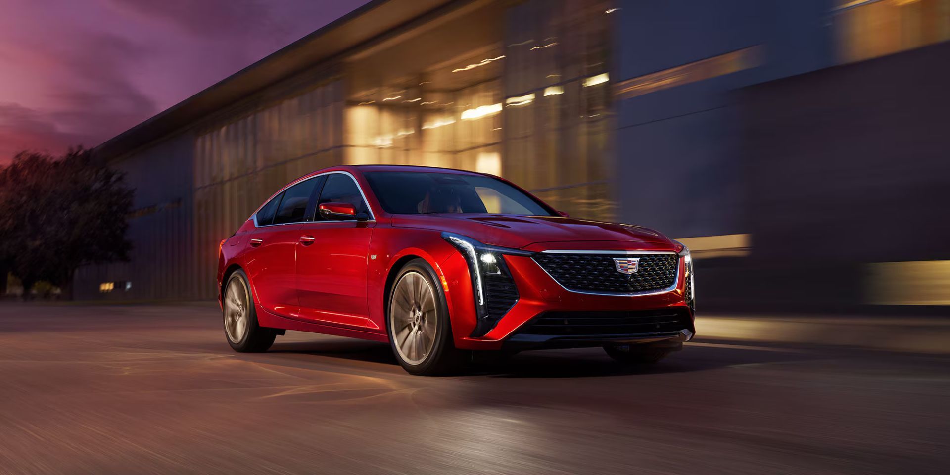 vue latérale avant d'une Cadillac CT5 2025 sur la route