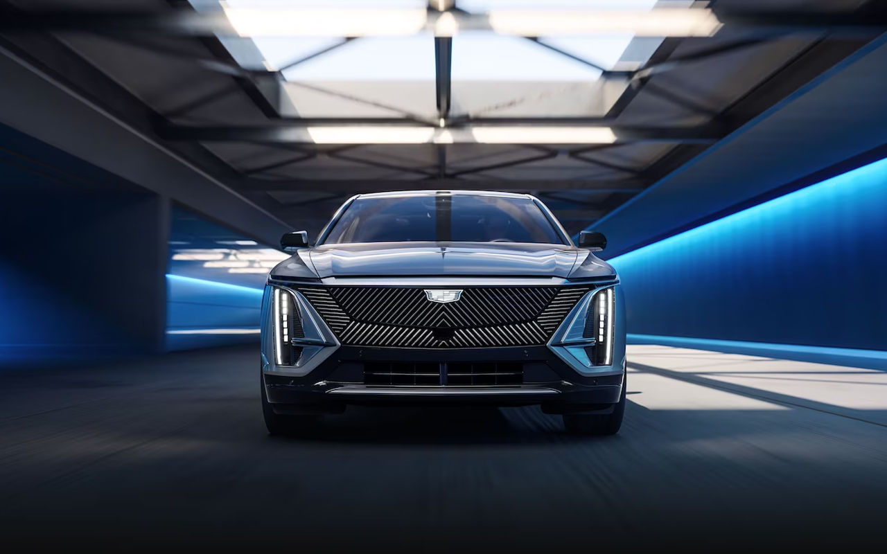 Vue avant d'un Cadillac électrique 2024 dans un luxueux stationnement sous-terrain