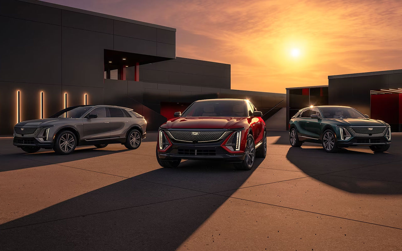 Vue de la gamme du Cadillac électrique 2024 Lyriq dans un stationnement avec soleil 