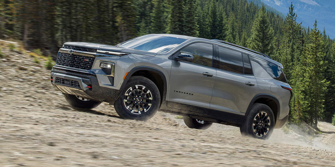 Vue latérale d'un Chevrolet Traverse 2025 montant une montagne