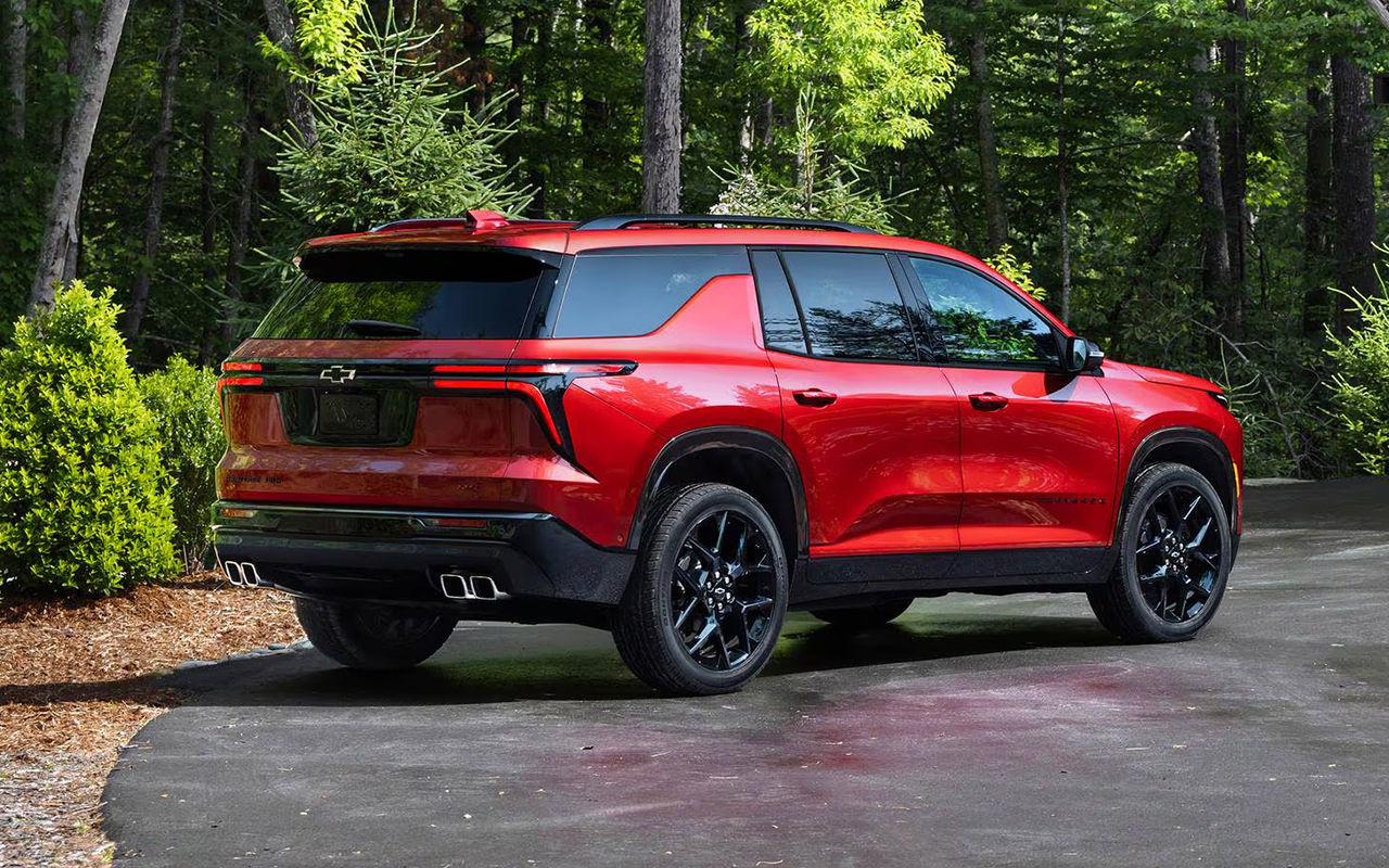 Vue arrière du Chevrolet Traverse 2025, stationné en bord de forêt