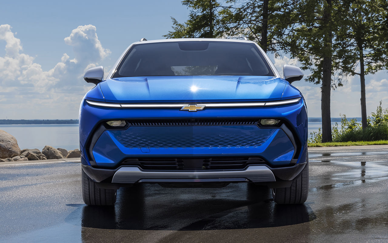 Vue avant du Chevrolet Equinox EV 2024 en bord de mer, après une averse