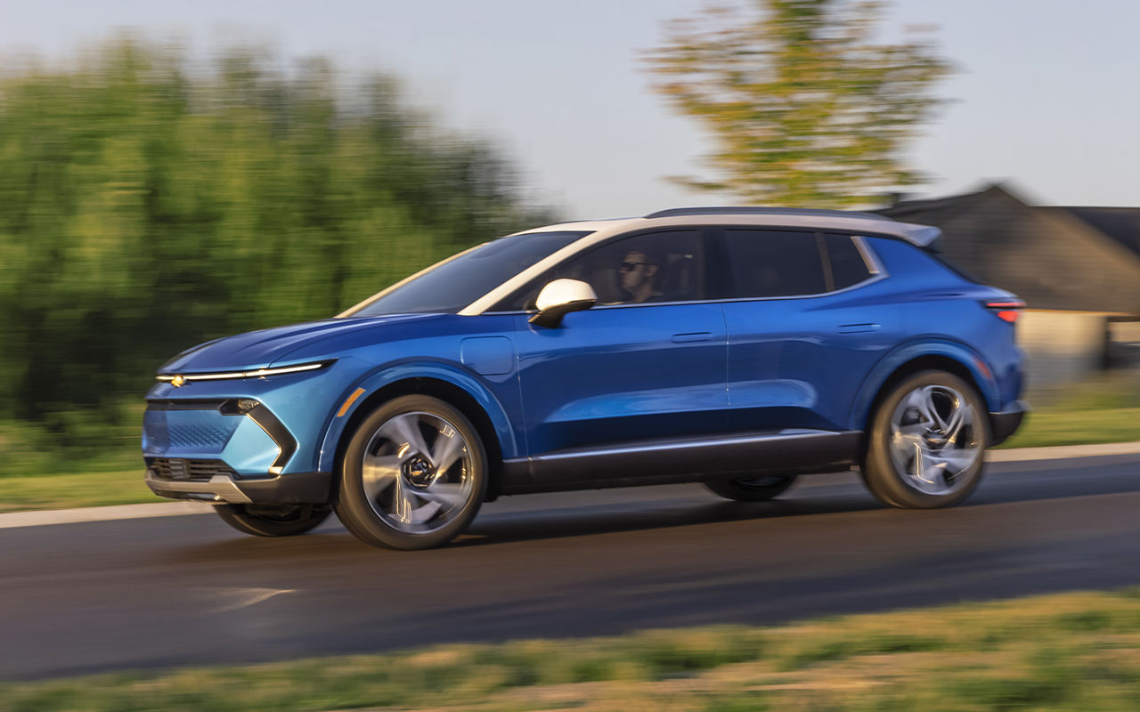 Vue latérale du Chevrolet Equinox EV 2024 sur route en pleine puissance