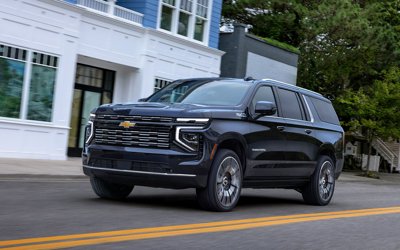 Vue 3/4 avant et latérale du Chevrolet Suburban 2025 sur route en pleine puissance