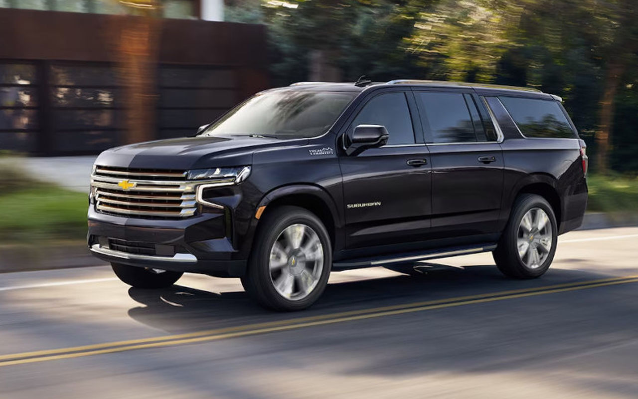 Vue 3/4 avant et latérale du Chevrolet Suburban 2025 sur route en pleine puissance