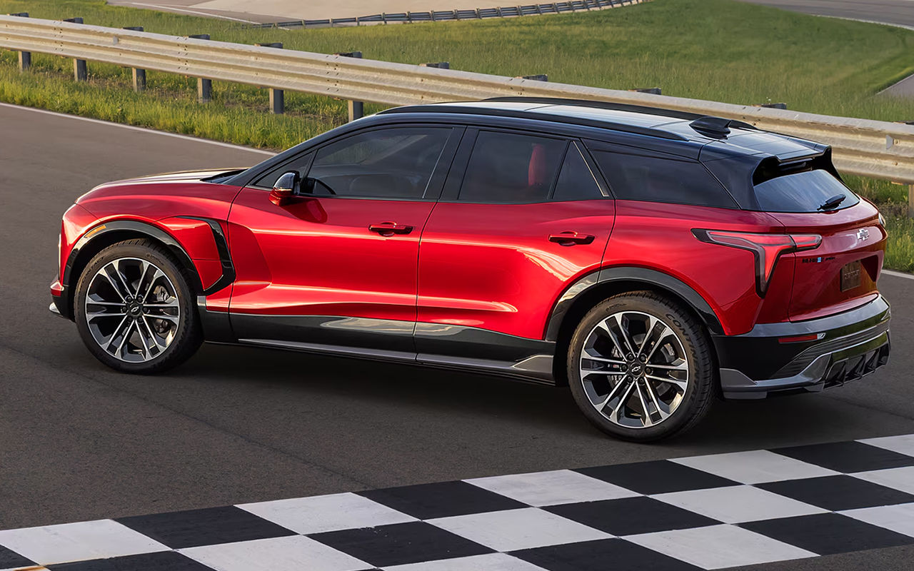 Vue latérale du Chevrolet Blazer EV 2025 sur circuit, prêt à partir