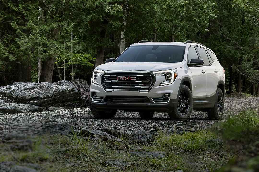 vue avant du GMC Terrain 2022 stationnéen forêt