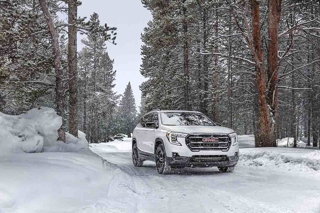 vue trois quart avant du GMC Terrain 2022 sur une route enneigée