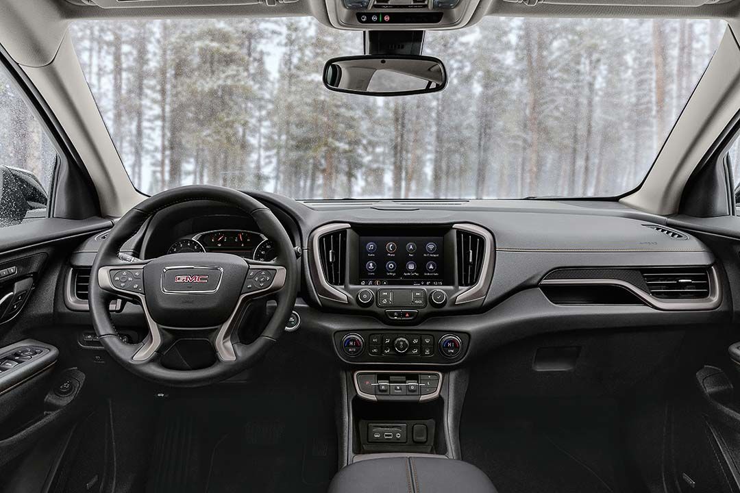 vue de la console centrale et du volant à l'intérieure du GMC Terrain 2022