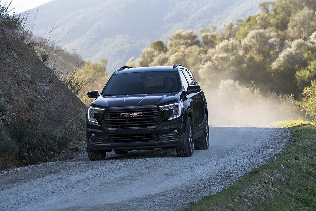 vue avant du GMC Terrain 2022 roulant sur un sentier