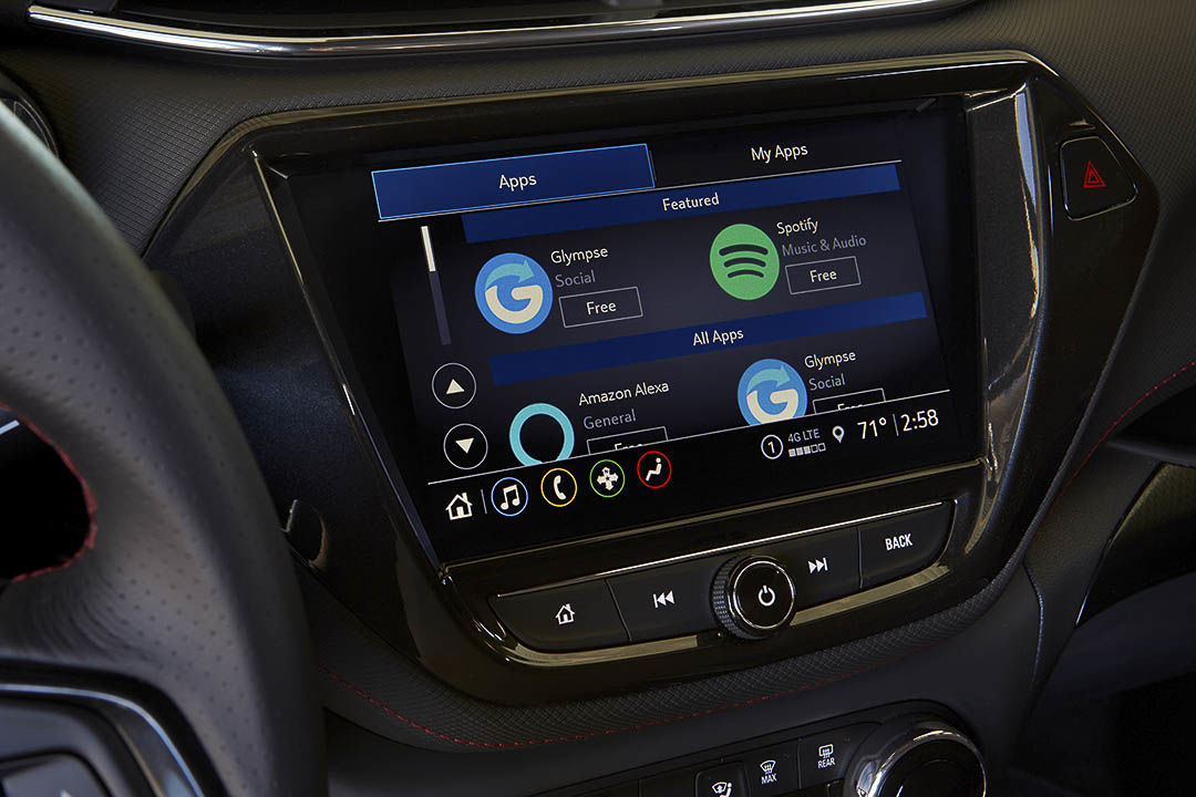 vue du panneau centrale avec le menu ouvert et certaines fonctionnalités disponibles avec le Chevrolet Trailblazer 2021