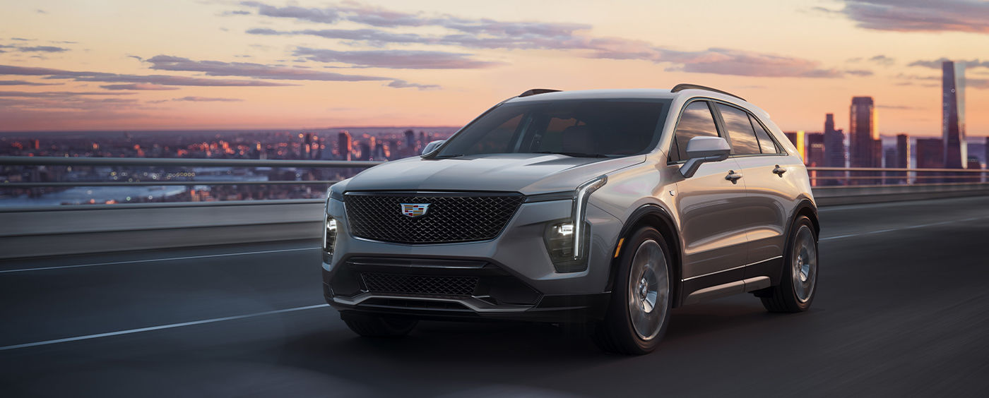 Le VUS Cadillac XT4 2024 sur route en ville