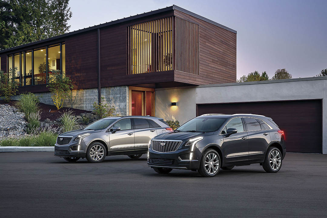 front lateral view of two versions of the 2022 Cadillac XT5