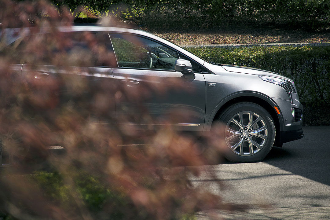 vue latérale partielle du Cadillac XT5 2022