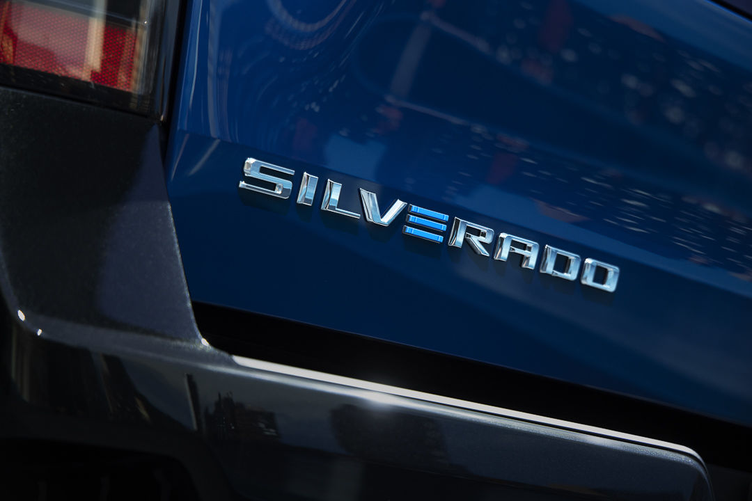 vue rapprochée arrière de l'écusson 'SILVERADO' du Chevrolet Silverado EV RST 2024