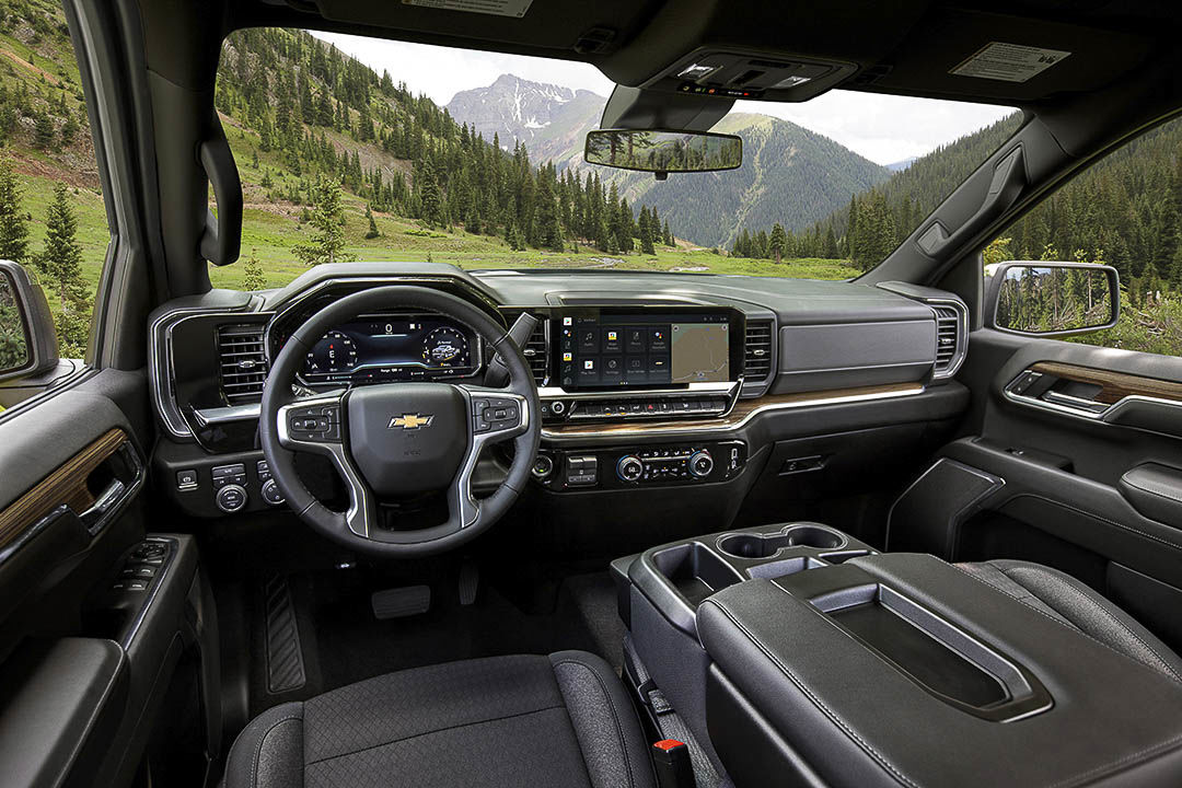 vue du volant et de la console centrale du Chevrolet Silverado 1500 2022