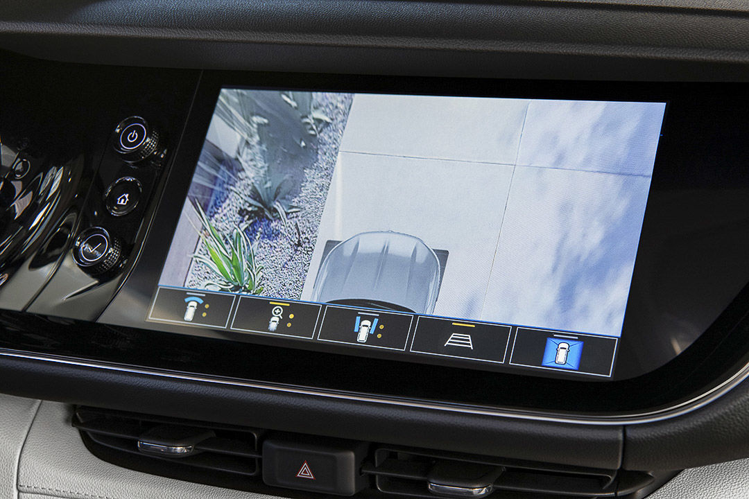vue de l'écran tactile de 10 pouces et du système d'aide au stationnement à bord du Buick Envision 2022