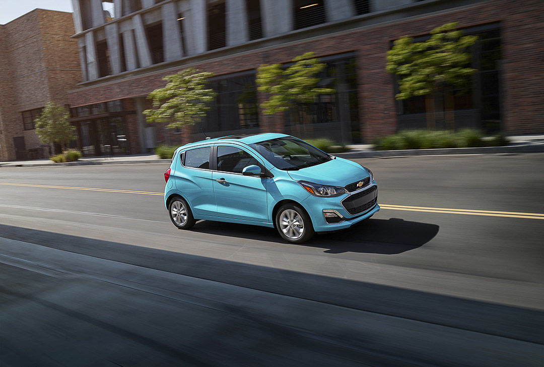 vue latérale avant de la Chevrolet Spark 2022 roulant sur une rue