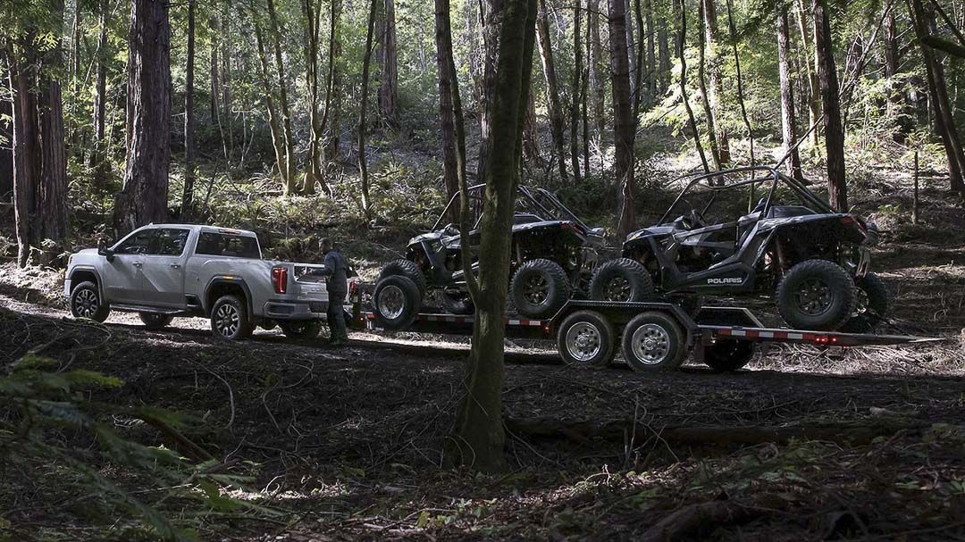 vue latérale arrière du GMC Sierra HD AT4 2022