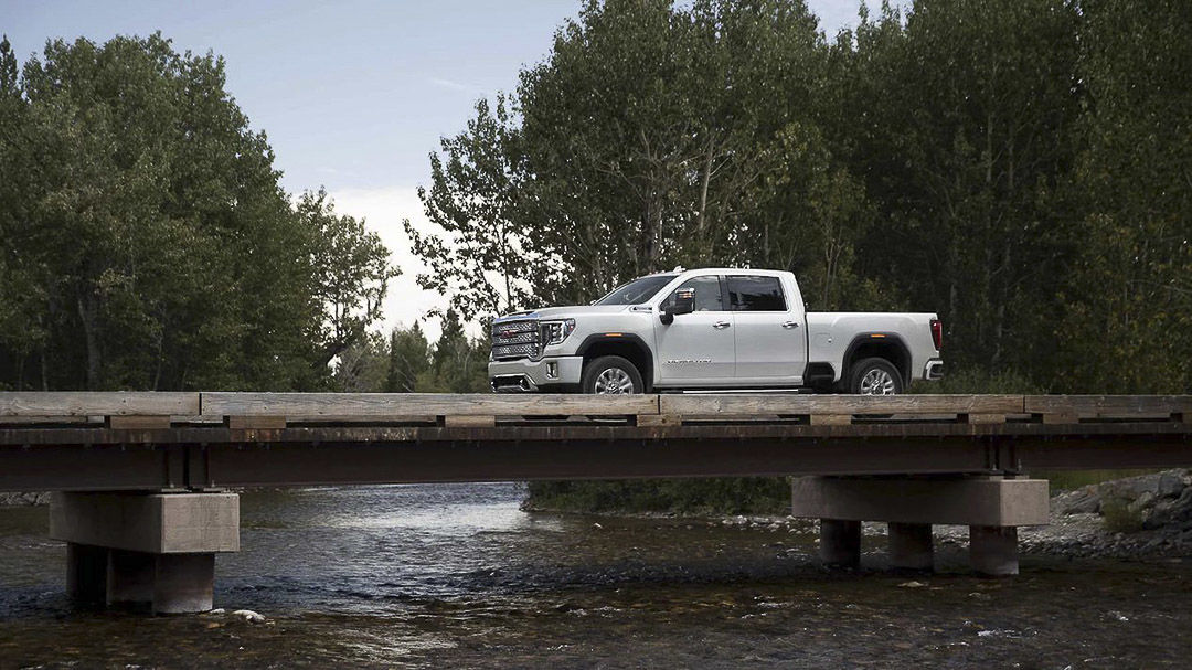 vue latérale du GMC Sierra HD Denali 2022