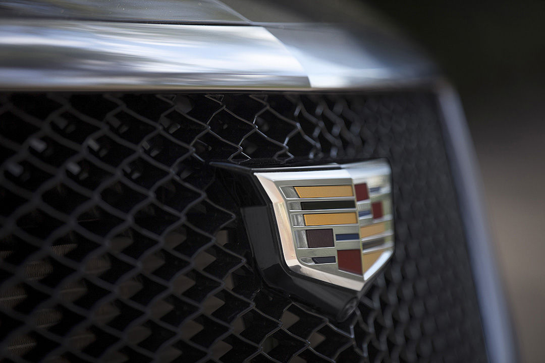 close up view of the front grille and Cadillac logo of the 2022 Cadillac XT5