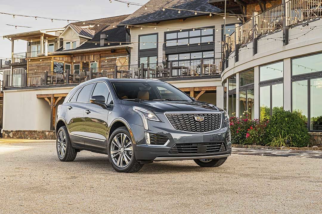 lateral front view of the 2022 Cadillac XT5 Premium Luxury