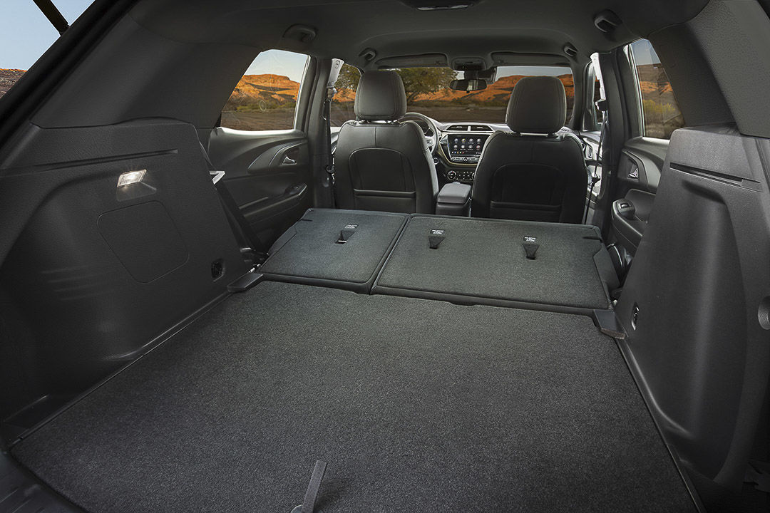 vue arrière du Chevrolet Trailblazer 2022 avec la portière du coffre ouverte et les sièges rabattuent