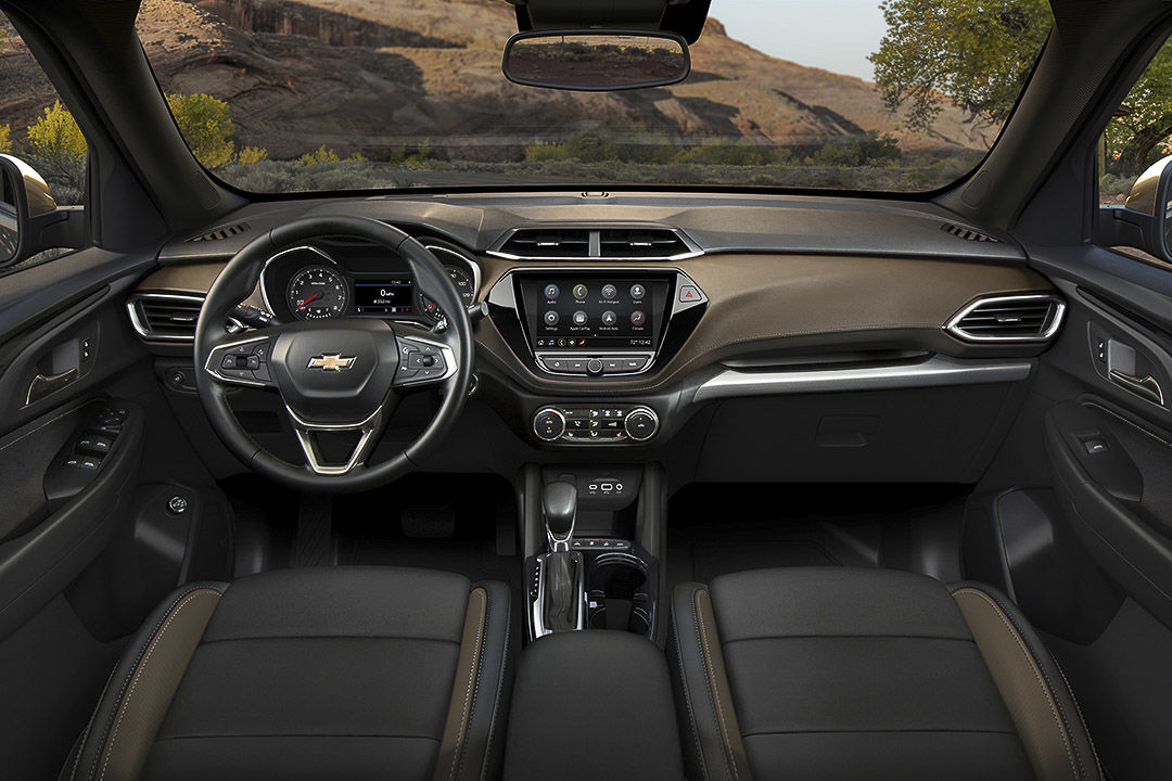 vue du volant, de l'écran tactile et de la console centrale à bord du Chevrolet Trailblazer 2022
