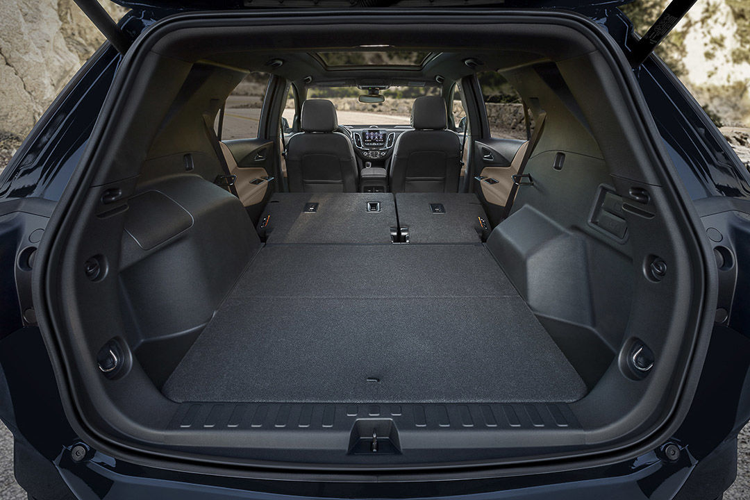 vue arrière du Chevrolet Equinox 2022 démontrant son espace de chargement