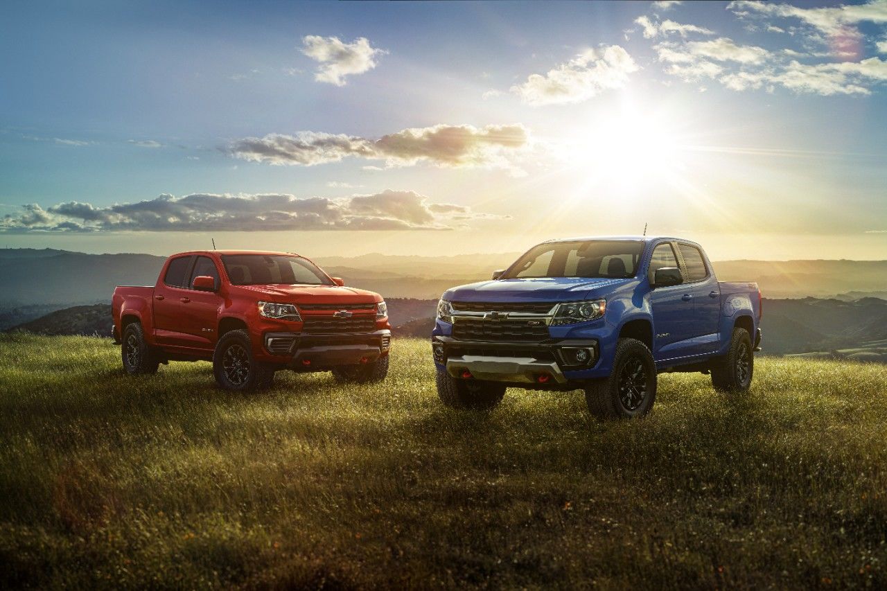 vue trois quart avant de deux camions Chevrolet Colorado 2022