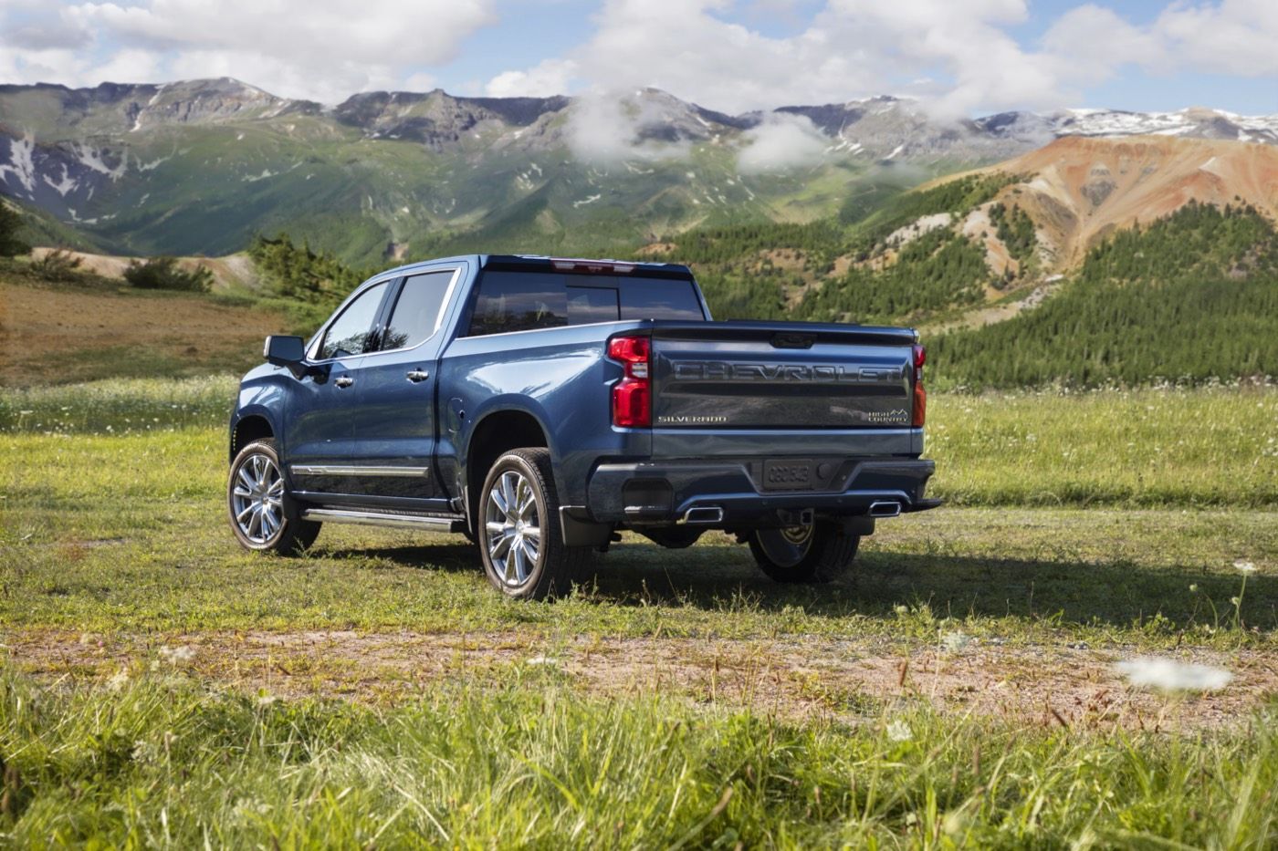 vue latérale arrière du Chevrolet Silverado 1500 2022