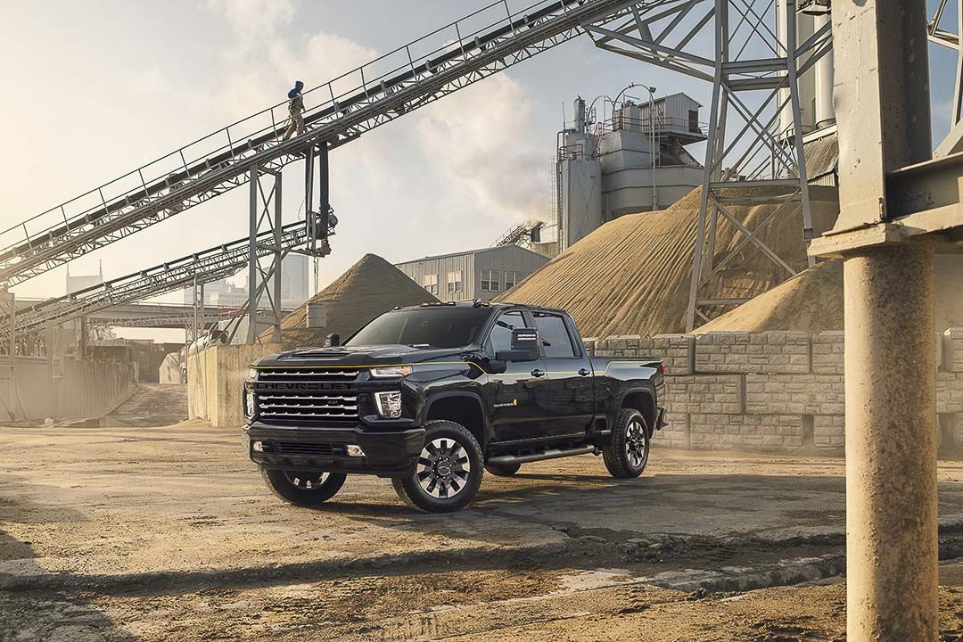 vue latérale avant du Chevrolet Silverado 2500 2022