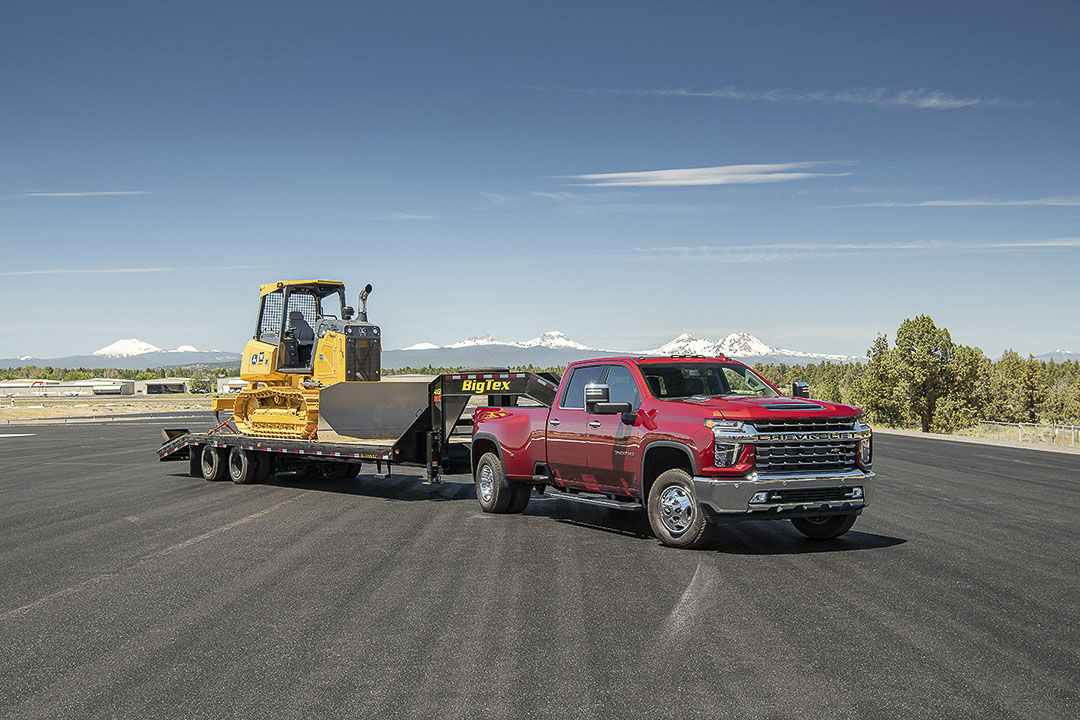 vue trois quart avant du Chevrolet Silverado 3500 2022 remorquant un tracteur