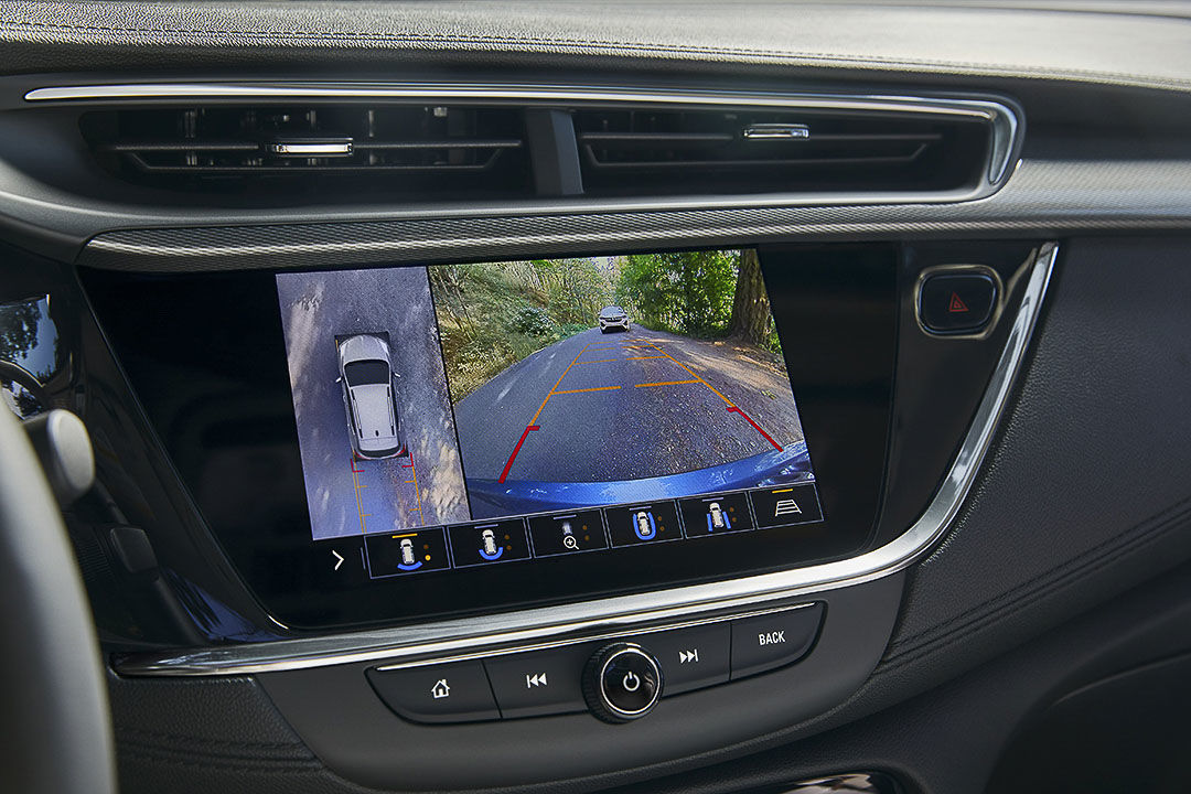 vue de l'écran tactile affichant la caméra de recul du Buick Encore GX 2022