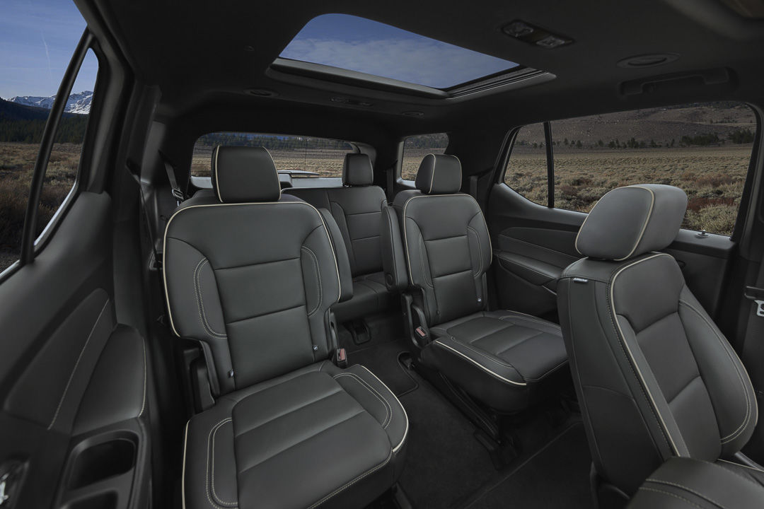 vue des trois rangées de sièges à bord du Chevrolet Traverse Premier 2022