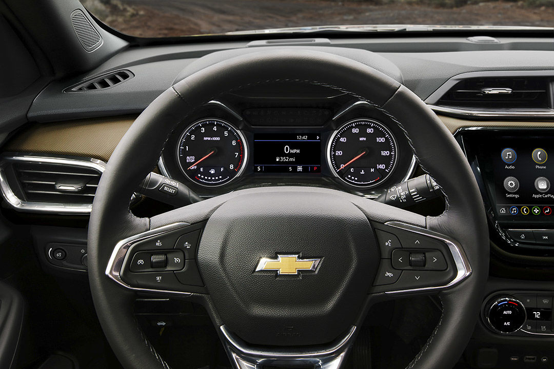 vue du volant et des cadrans du panneau conducteur à bord du Chevrolet Trailblazer 2022