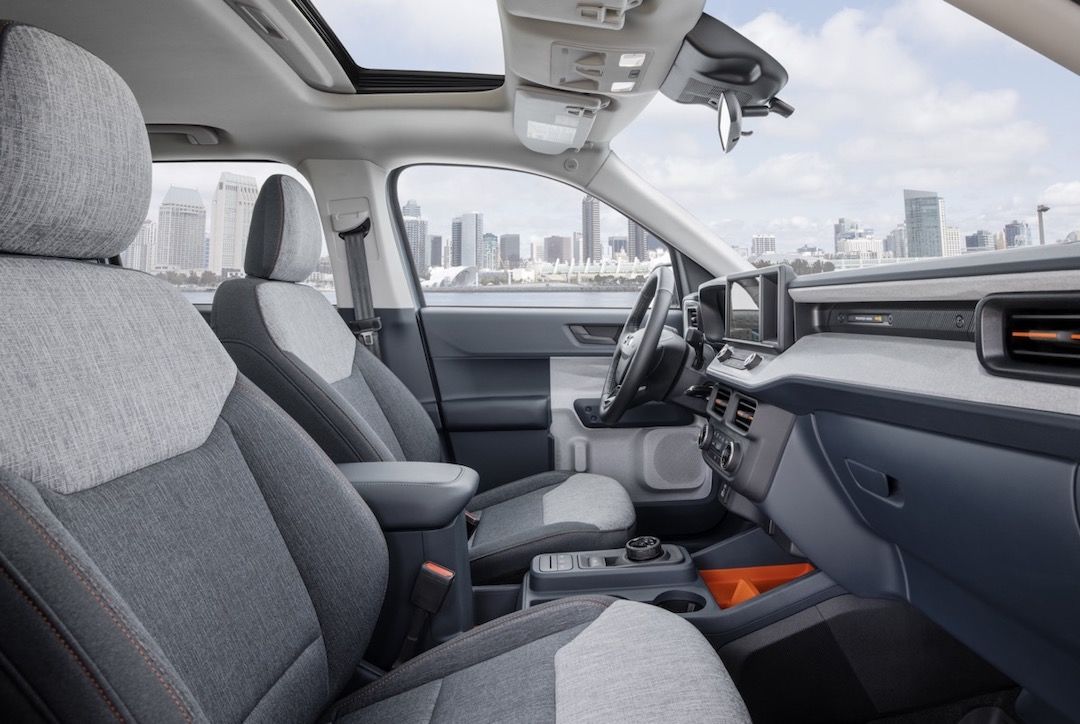 vue des sièges avant, du volant et de la planche de bord du Ford Maverick hybride 2022