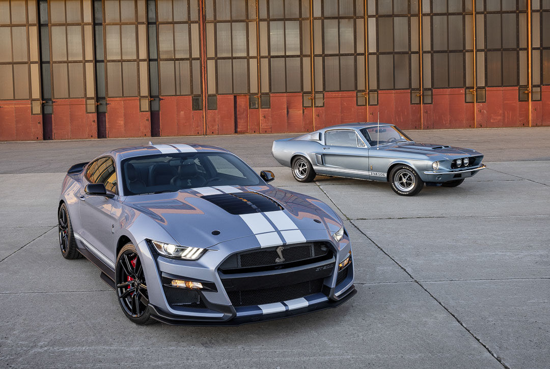 vue avant de la Ford Mustang Shelby GT500 Héritage 2022 et de son modèle original