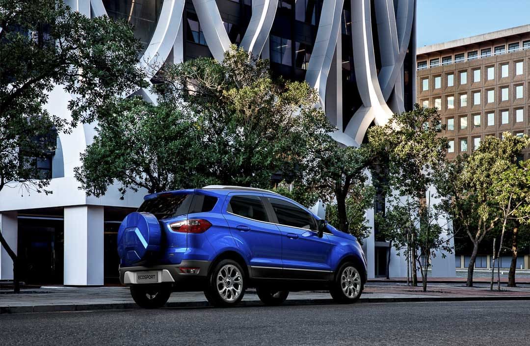 vue latérale arrière d'un Ford Ecosport 2022 en ville