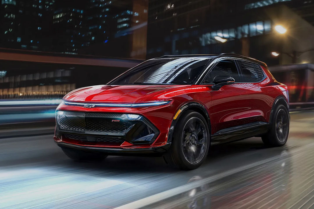 3/4 front and side view of the Chevrolet Equinox EV 2025 on the road at full power