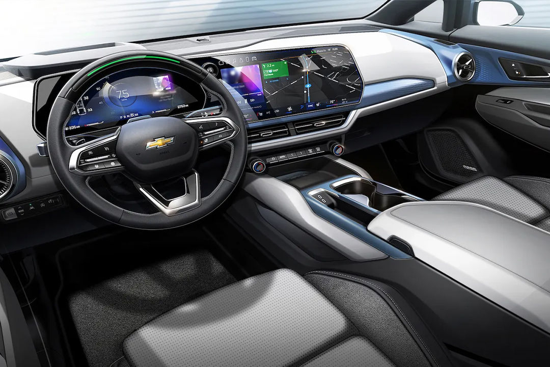 Interior view of the Chevrolet Equinox EV 2025 and its dashboard