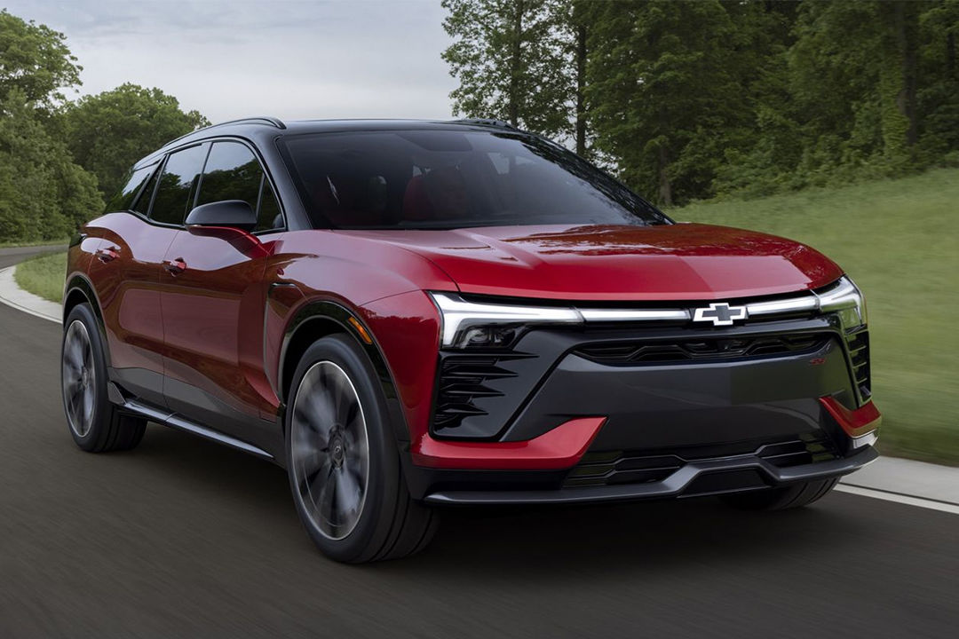 Vue 3/4 avant et latérale du Chevrolet Blazer EV 2025 sur route en pleine puissance