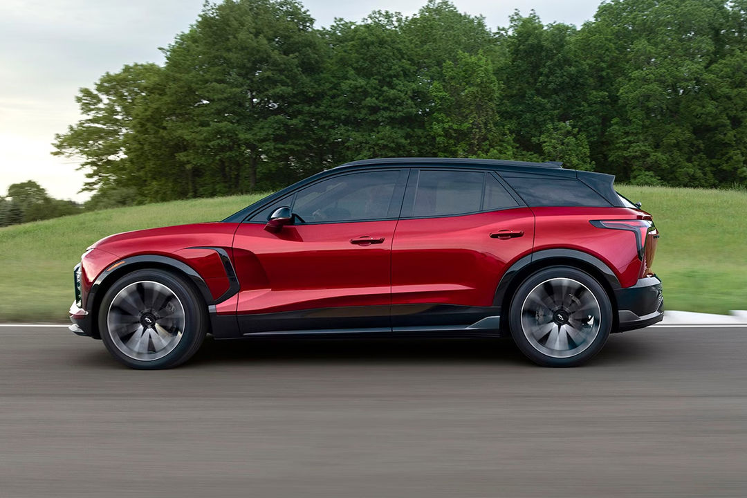 Vue latérale du Chevrolet Blazer EV en pleine puissance