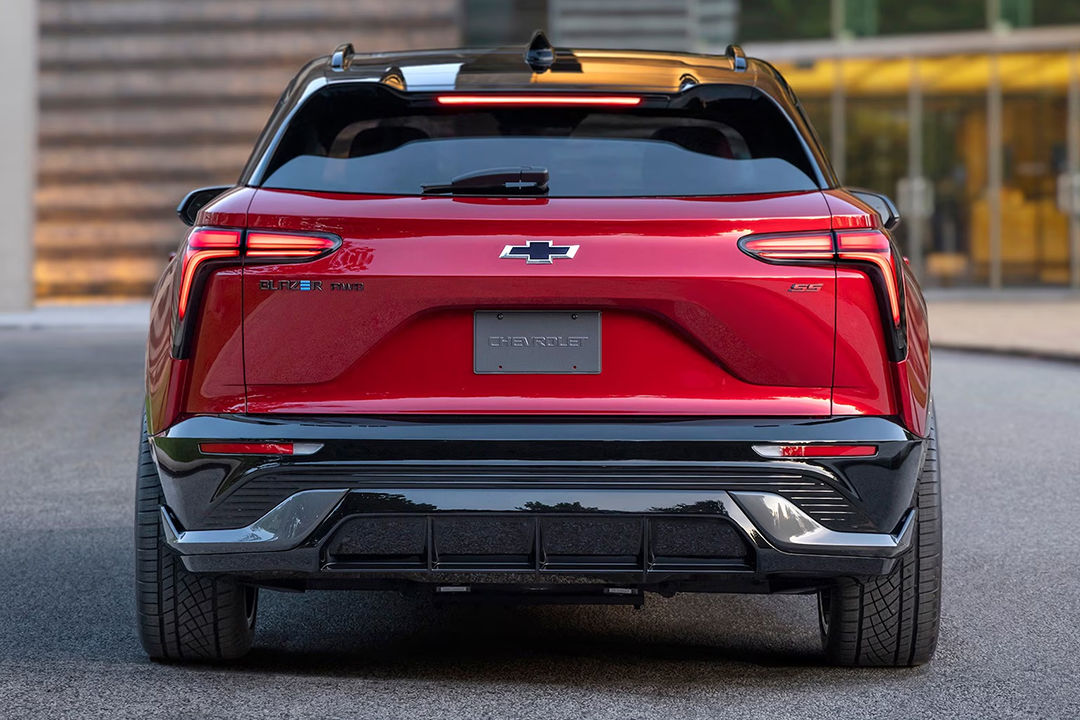 Vue arrière du Chevrolet Blazer EV 2025 dans un stationnement publique, prêt à partir