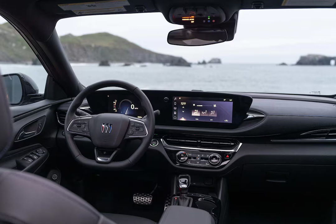 Vue intérieur du Buick Envista 2024 et de son tableau de bord avec vue sur mer