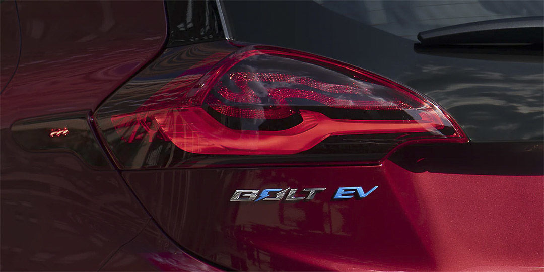 Feu arrière gauche du Chevrolet Bolt EV 2021 couleur rouge