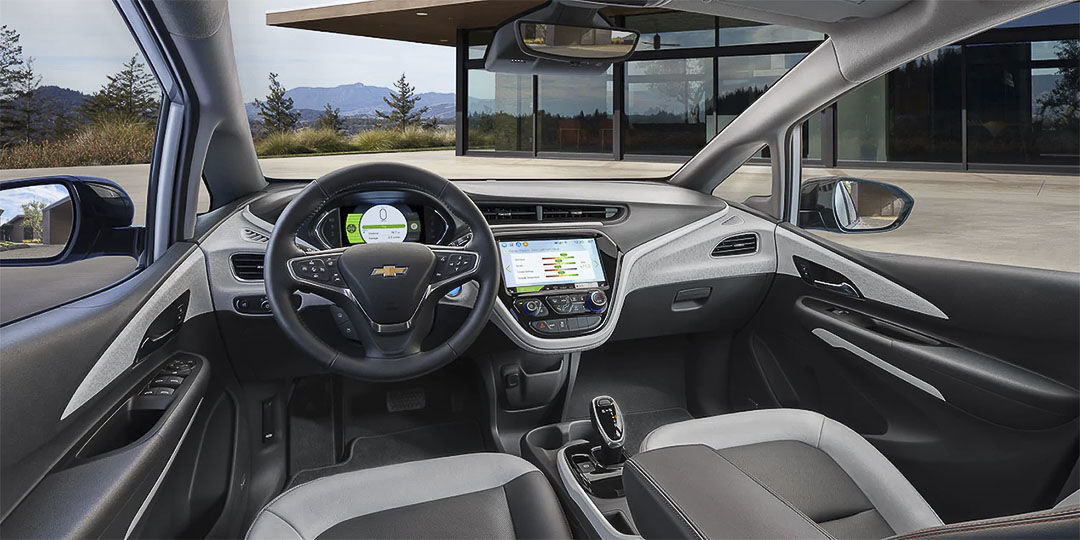 Cockpit avant du Chevrolet Bolt EV 2021 incluant sa planche de bord avec toutes ses technologies