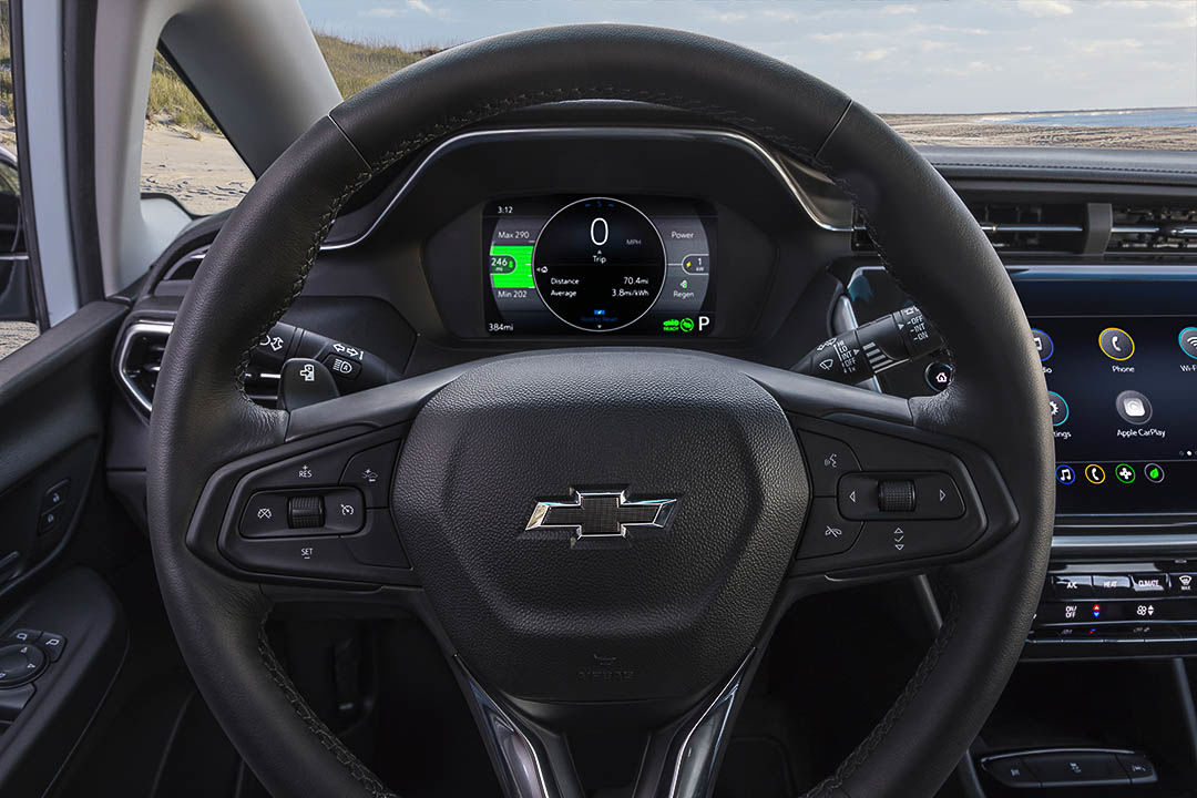 Le volant chauffant du Chevrolet Bolt EV 2022 comprenant également le régulateur de vitesse